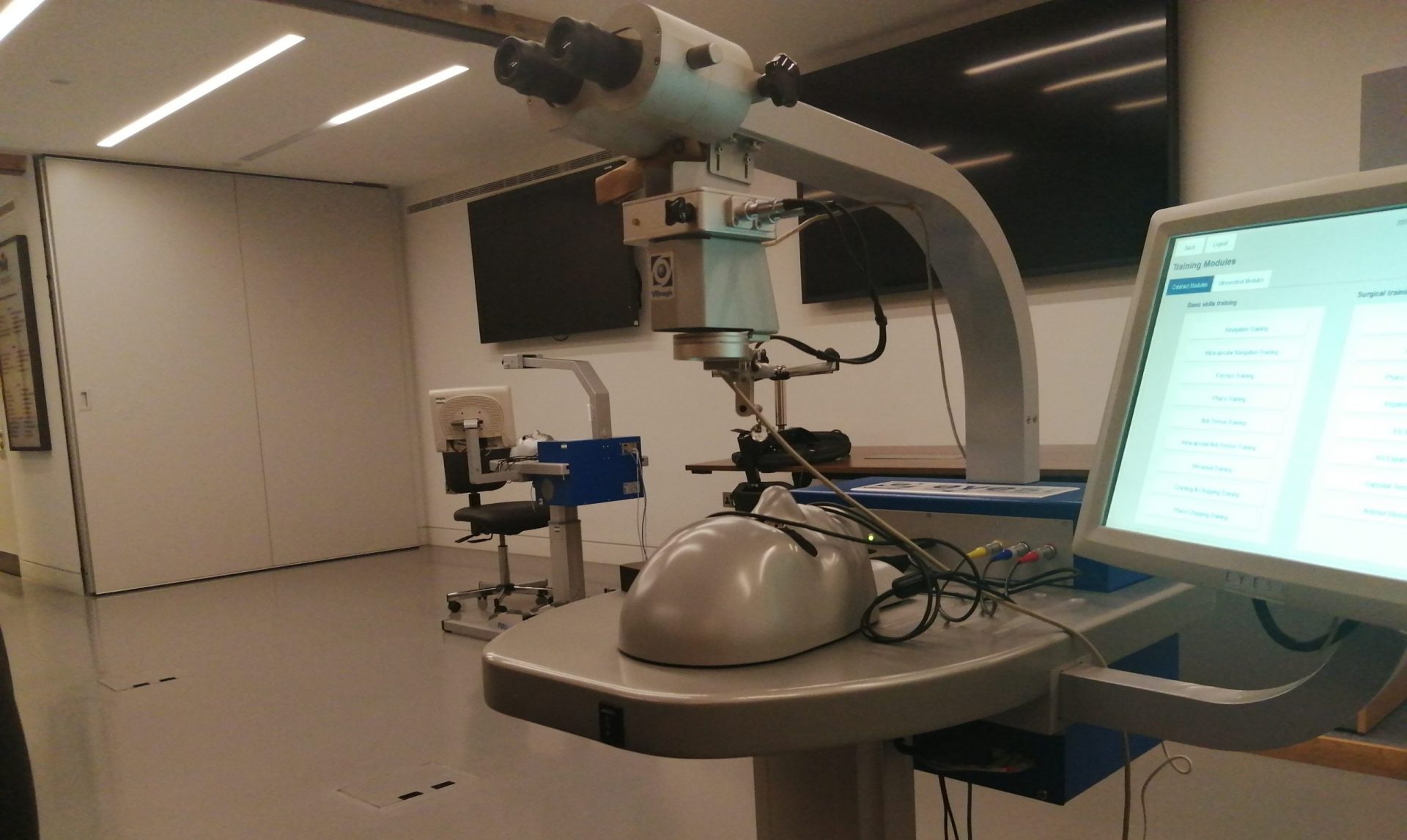 A picture of an Eyesi machine in the RCOphth skills centre.